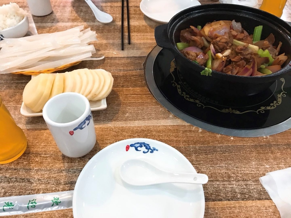 この鍋は辛さのレベルを選ぶことができ、韓国人に人気があります。