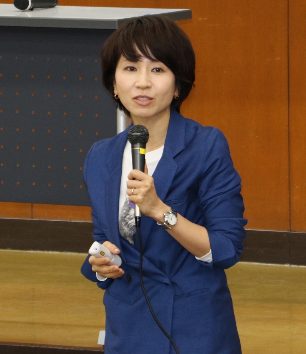 女性アスリートに効率のよい栄養の取り方を説明する蕪木智子准教授