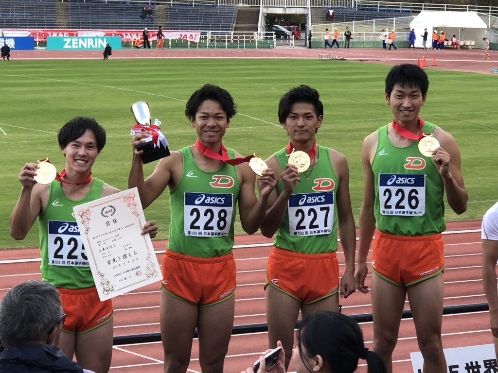 金メダルを授与された４選手（左から霜鳥、白石、安田、高橋）