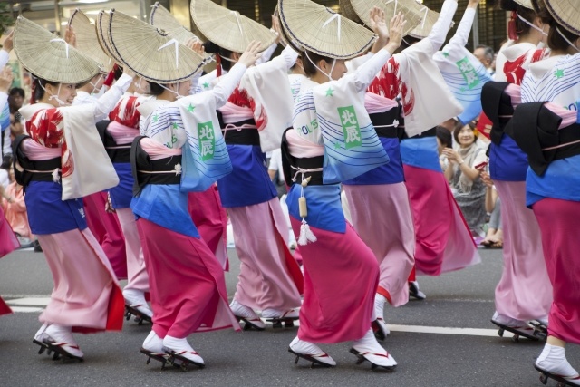 阿波踊り：
徳島県を発祥とする盆踊り。日本三大盆踊りで、約400年の歴史がある二音の伝統芸能。