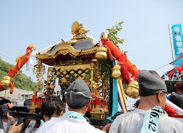 神輿：
神様が神社からお出かけするときの乗り物のこと。神様はお祭りのときに出てこられ、人々のところへやってきて、災いや穢れを吸収して清めると言われています。