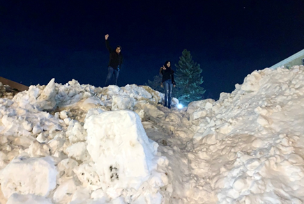 キャンパス内の除雪された雪の山