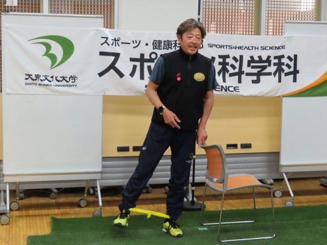 セラバンド（トレーニングチューブ）を使用したトレーニングを説明する只隈伸也先生
