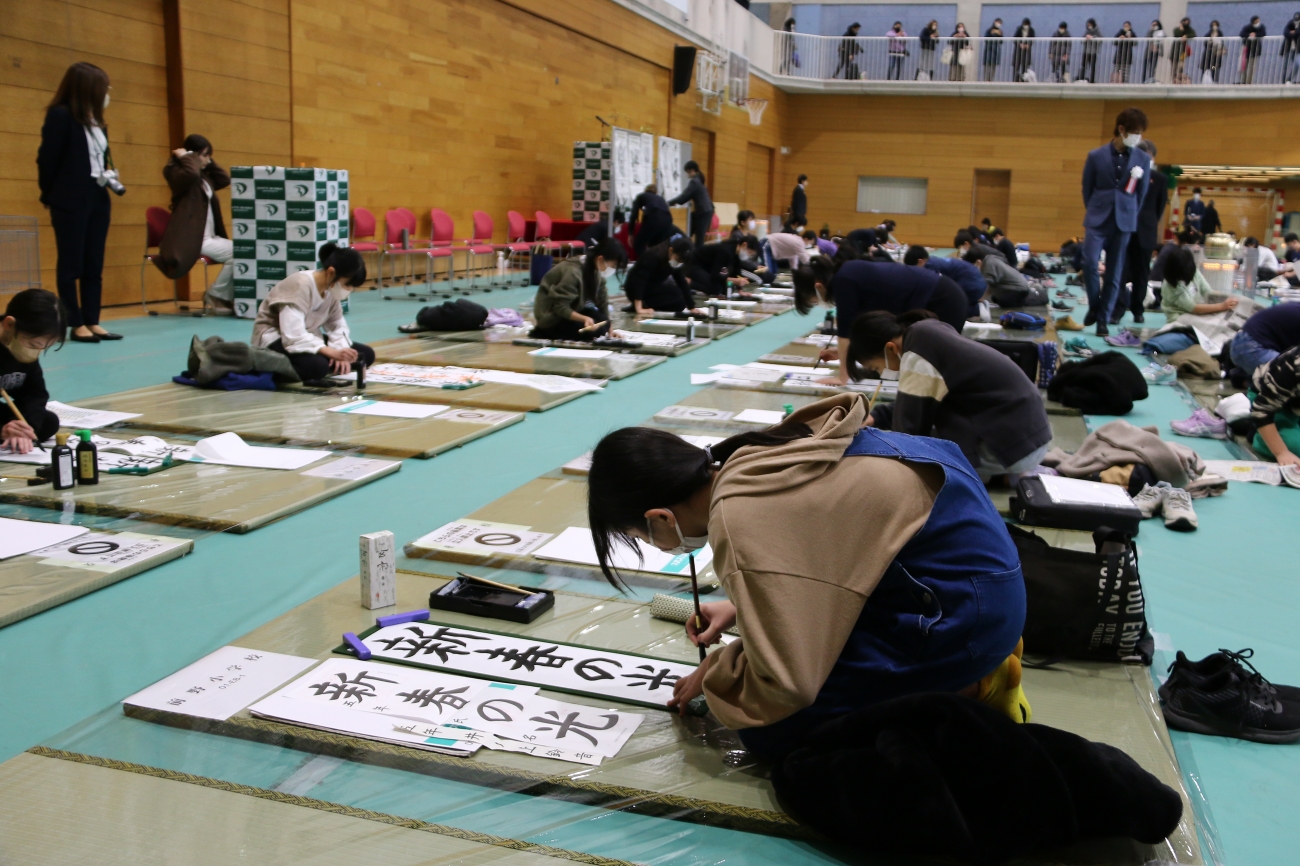 日頃の練習の成果を筆に込める