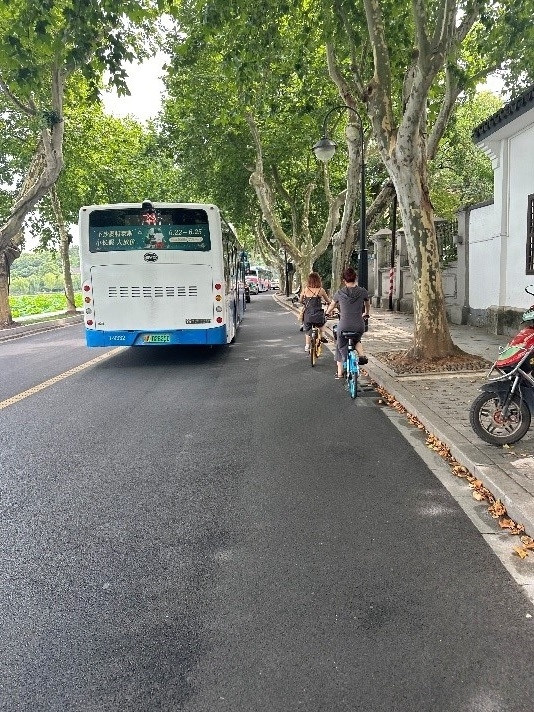 学校終わりに西湖の畔でサイクリング