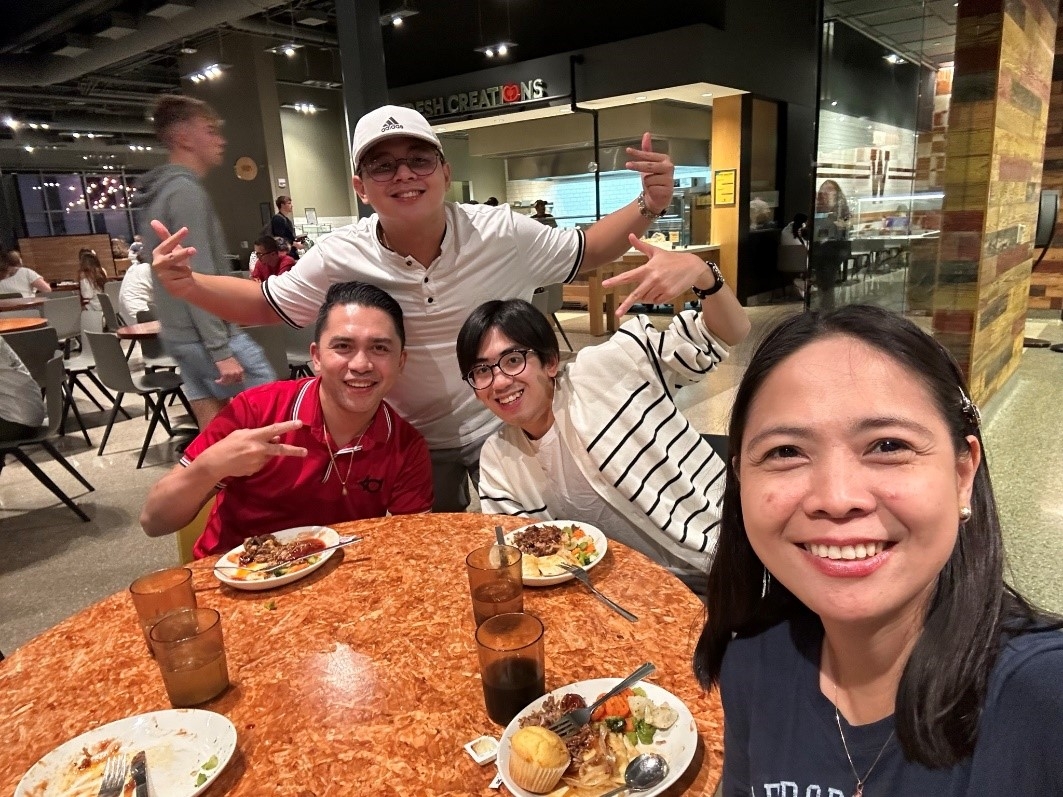 大学でできたフィリピン人の友達と夕飯in Valley Dining Center (学食堂)