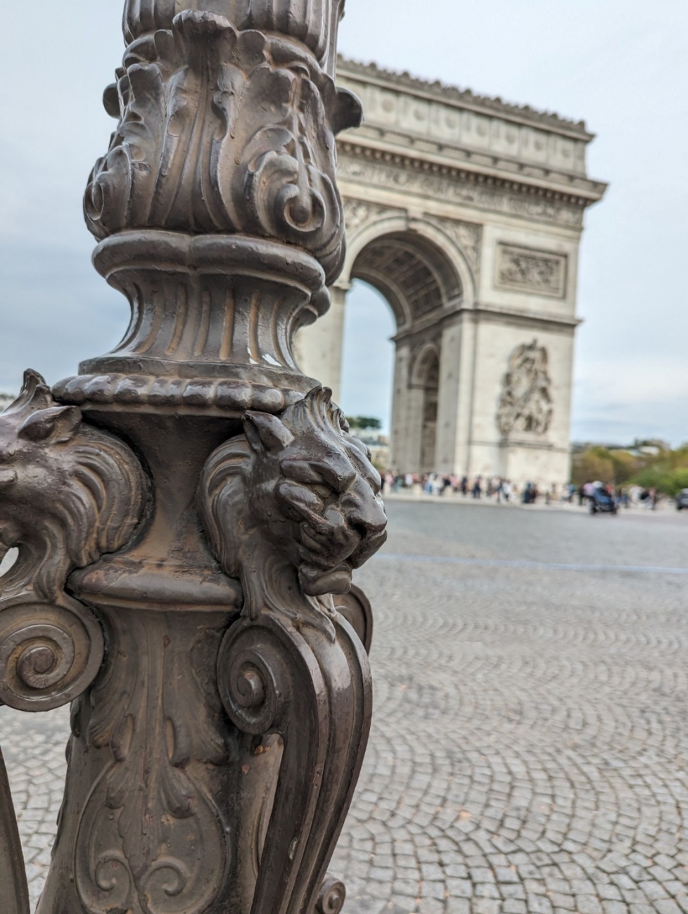 パリに行った際に見かけた街灯と凱旋門です。良くも悪くも、こうした細かい部分に目を奪われてしまいます。勿論、リヨンにもこういったものはありました。歩いていても楽しい町です。
