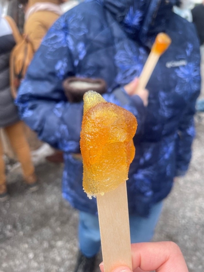 Les Cabanes à sucre　雪の上にメープルシロップを垂らして凍ったやつを棒で転がして飴のようになるカナダ名物です。