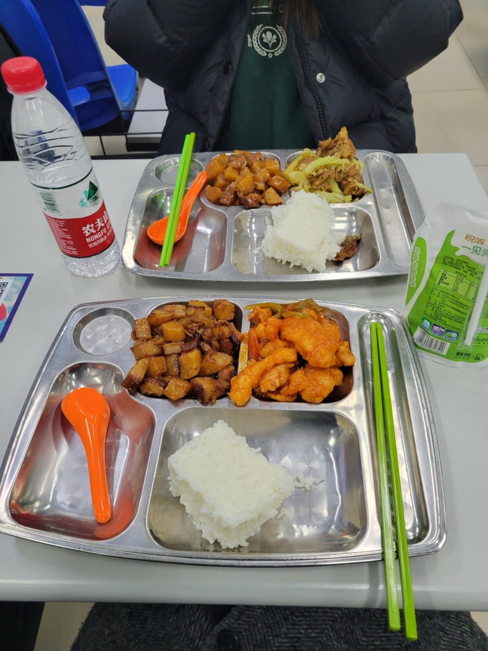 学校の食堂の料理。これで一食300円ほど