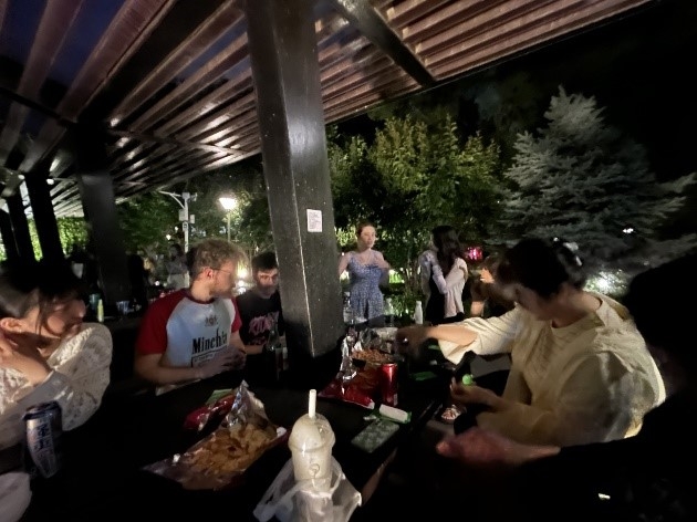 池の側での飲み会の様子(イタリア人の送別会)