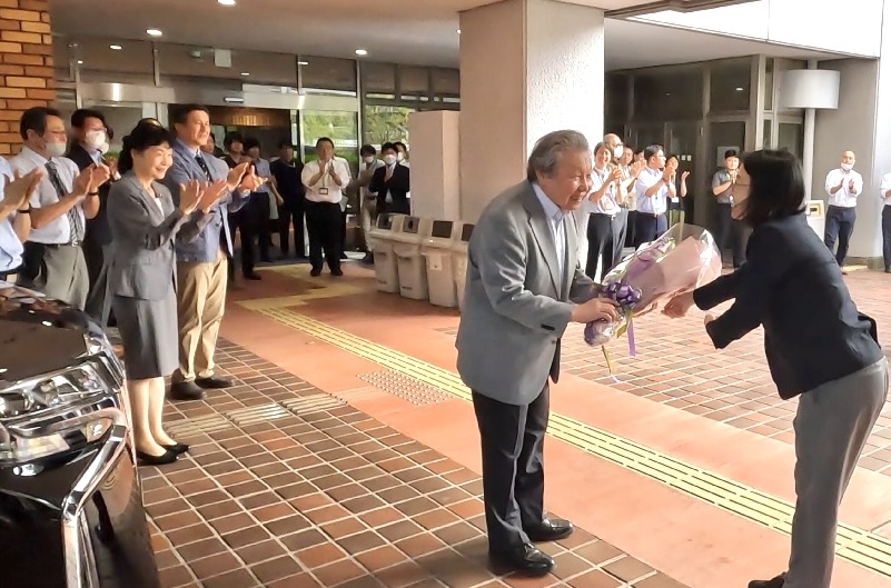 中込前理事長のお見送りの様子