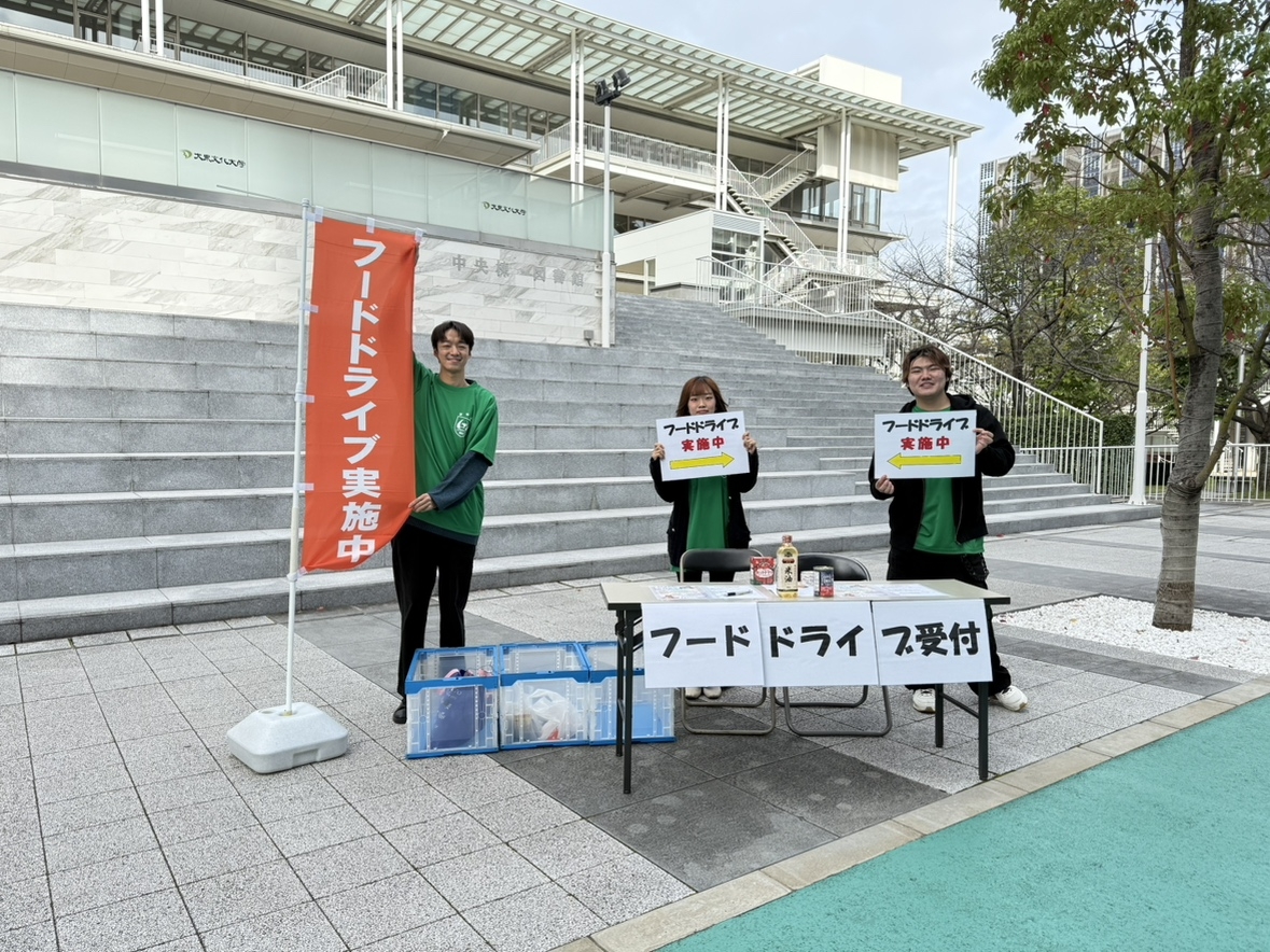 フードドライブのブースと学生達