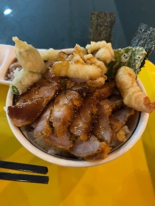 四階の食堂で最近でた天丼とカレー