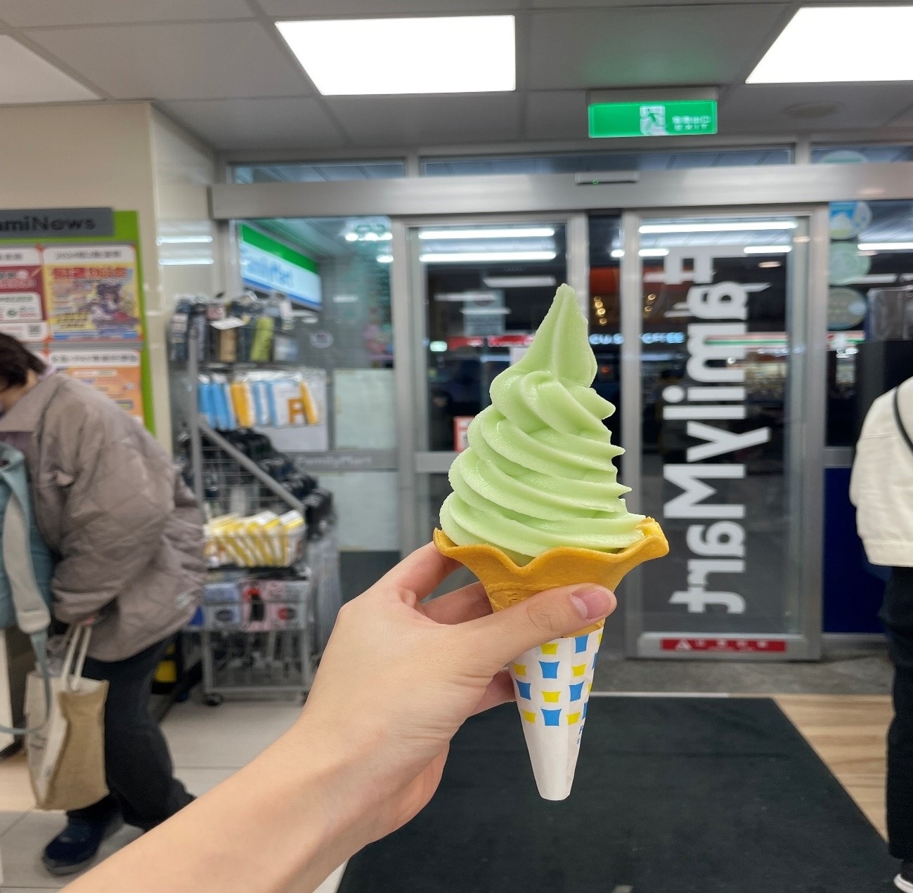 毎月味が変わるファミマのアイス （グアバ味）