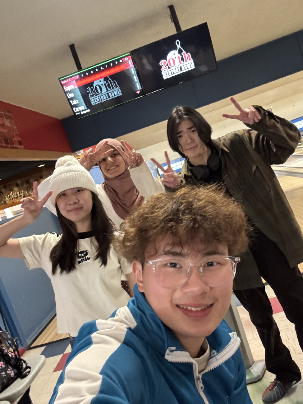 ボーリングに興じる我々
