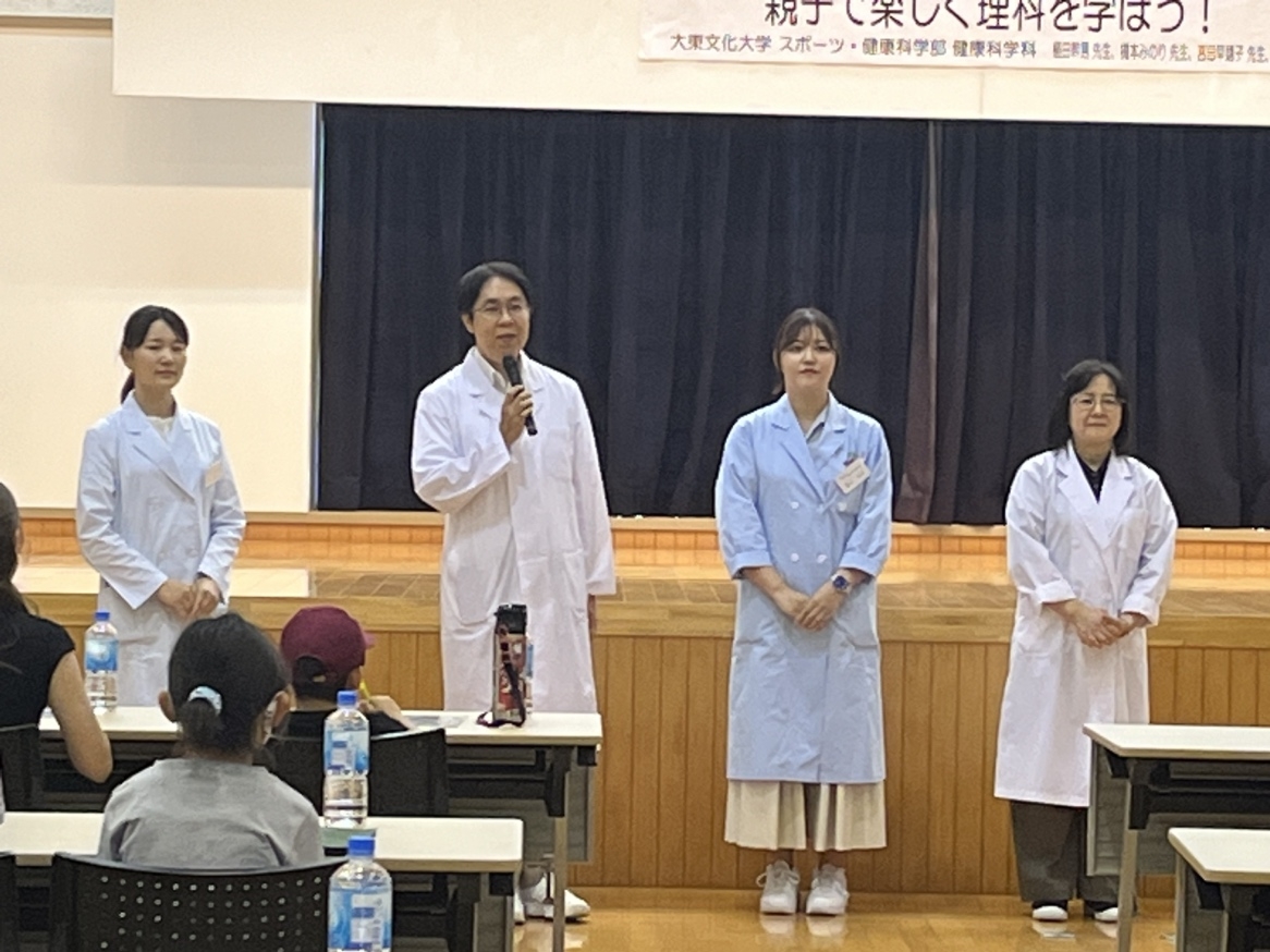 左から吉田特任助手、植田教授、梶山特任助手、橋本教授