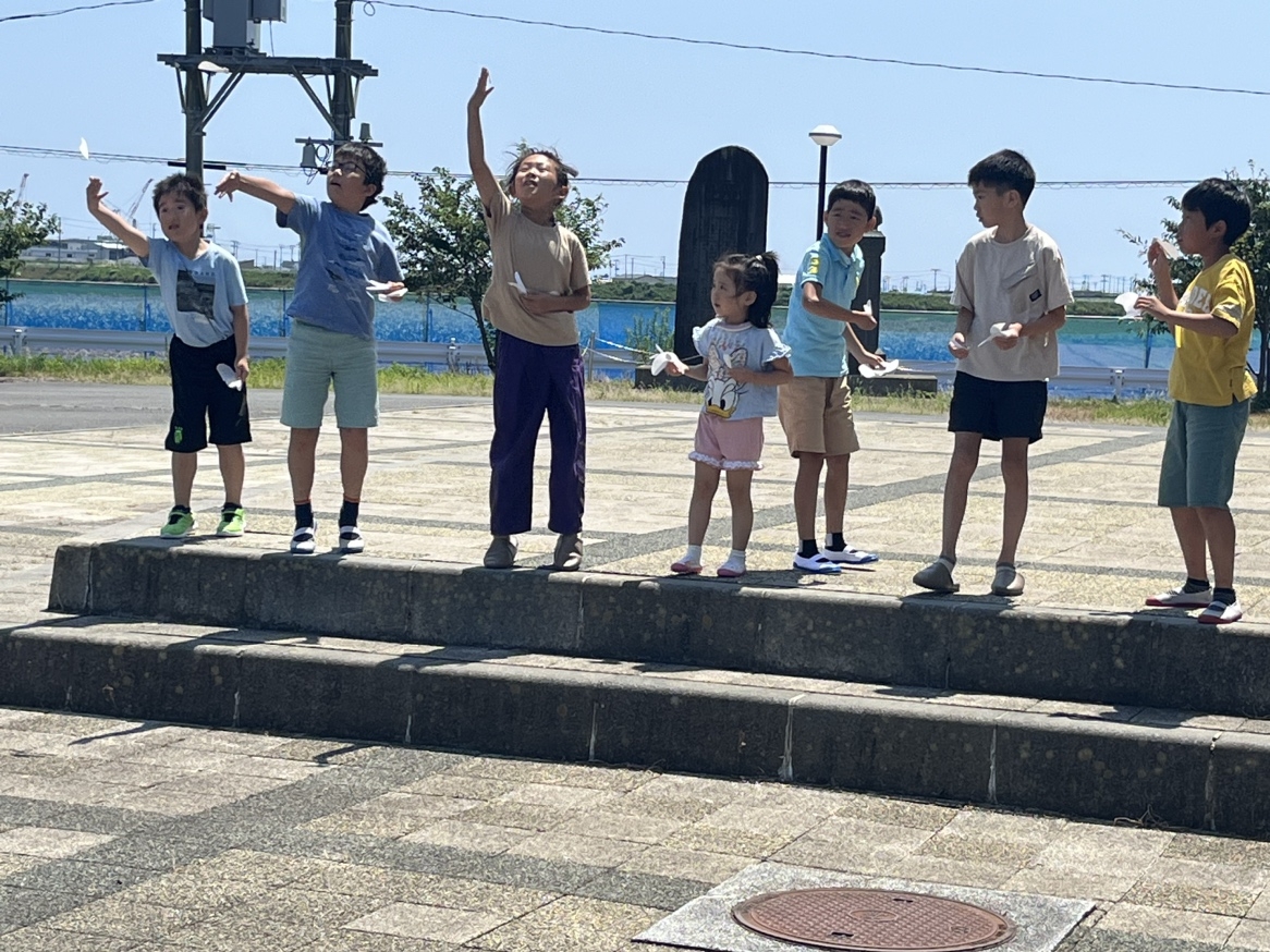 模型を飛ばして距離を競い合いました