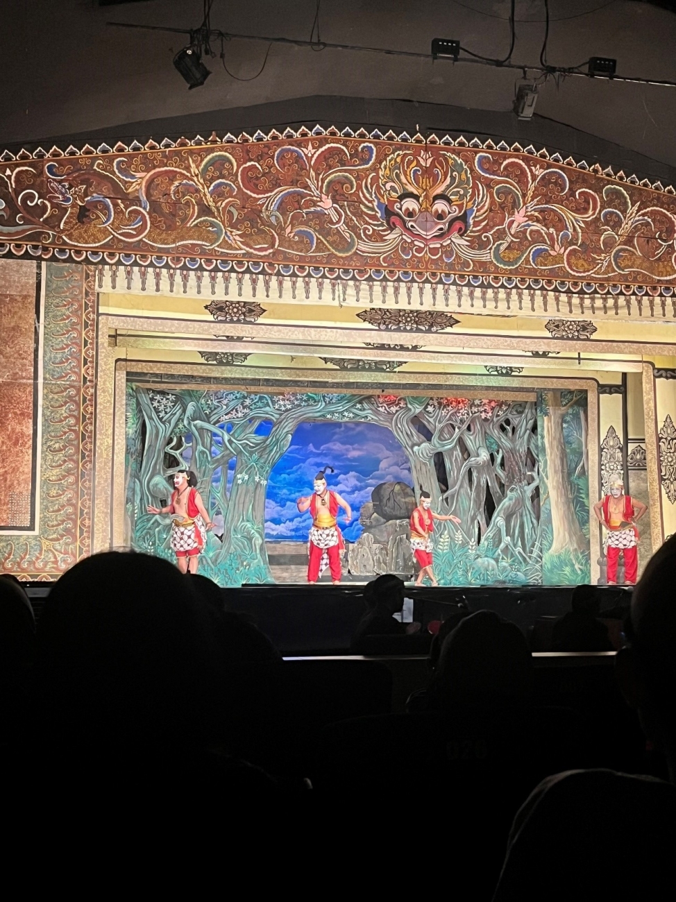 スラカルタで開催された”Wayang Orang”の公演の様子です。観客は若者が多く、年齢を問わずに一般的な娯楽として、伝統的な演劇が広く楽しまれている印象を受けました。