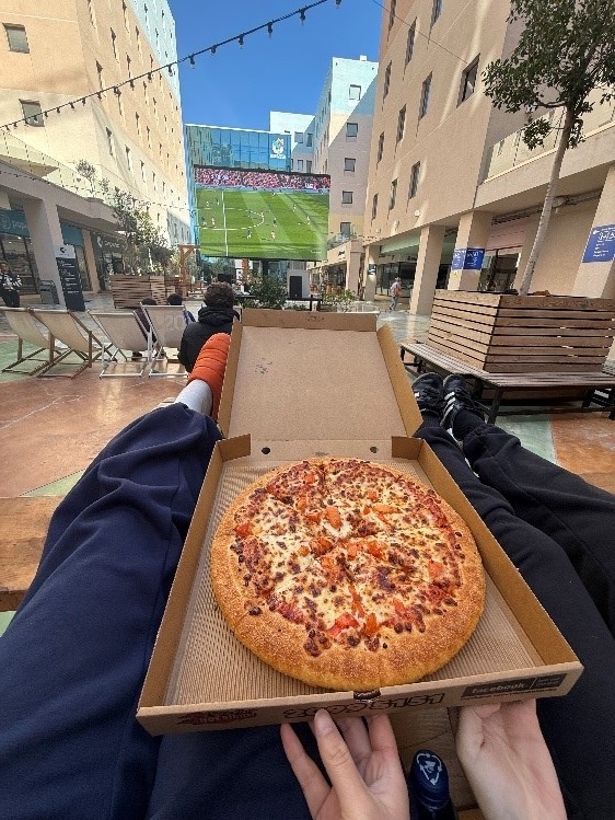 寮の中庭で友達とサッカー観戦ランチ