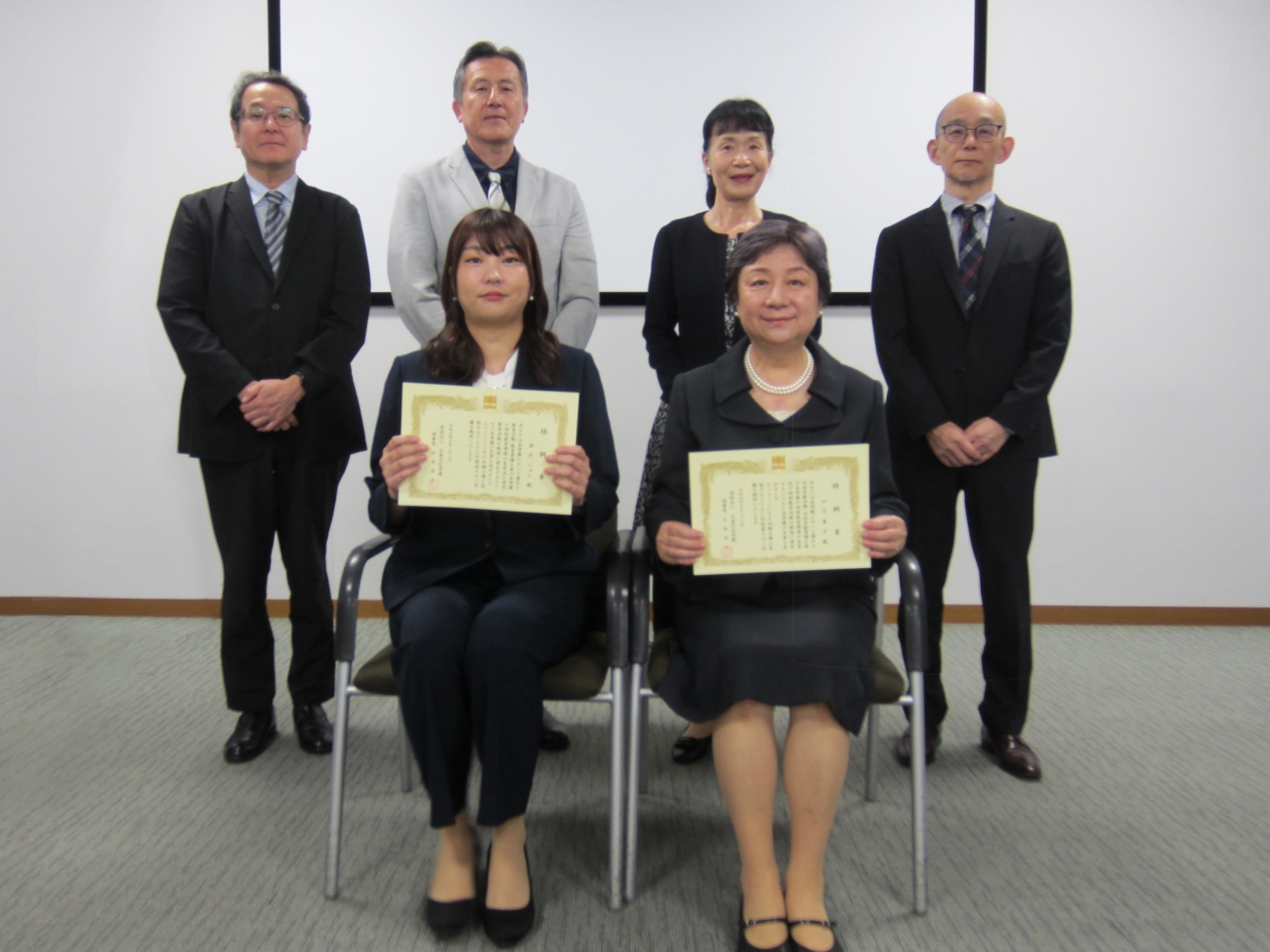 金沢じゅん講師(前列左)、山下東子特任教授(前列右)     ※中島一敏教授は欠席