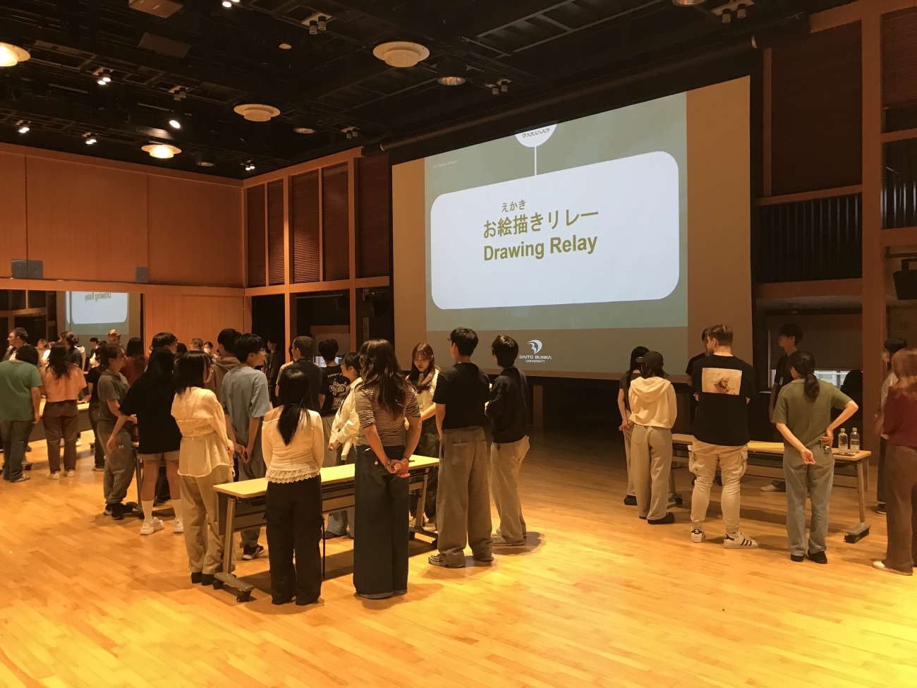 ６つのグループにわかれて「お絵描きリレー／Drawing Relay」をしました。ひとり3秒で共通の「お題／Topic」について絵を描きます。