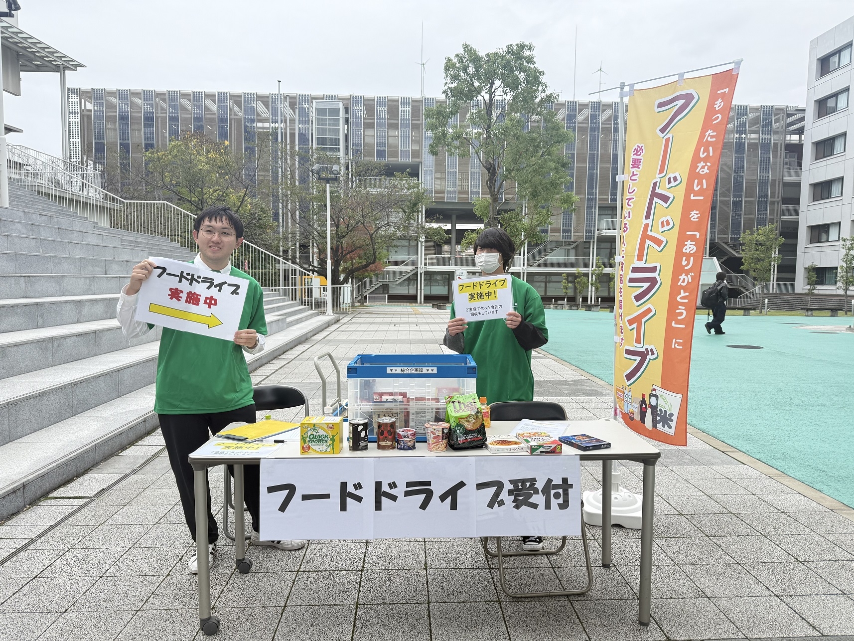 10月21日は正門前にブースを作り食品の回収を行いました