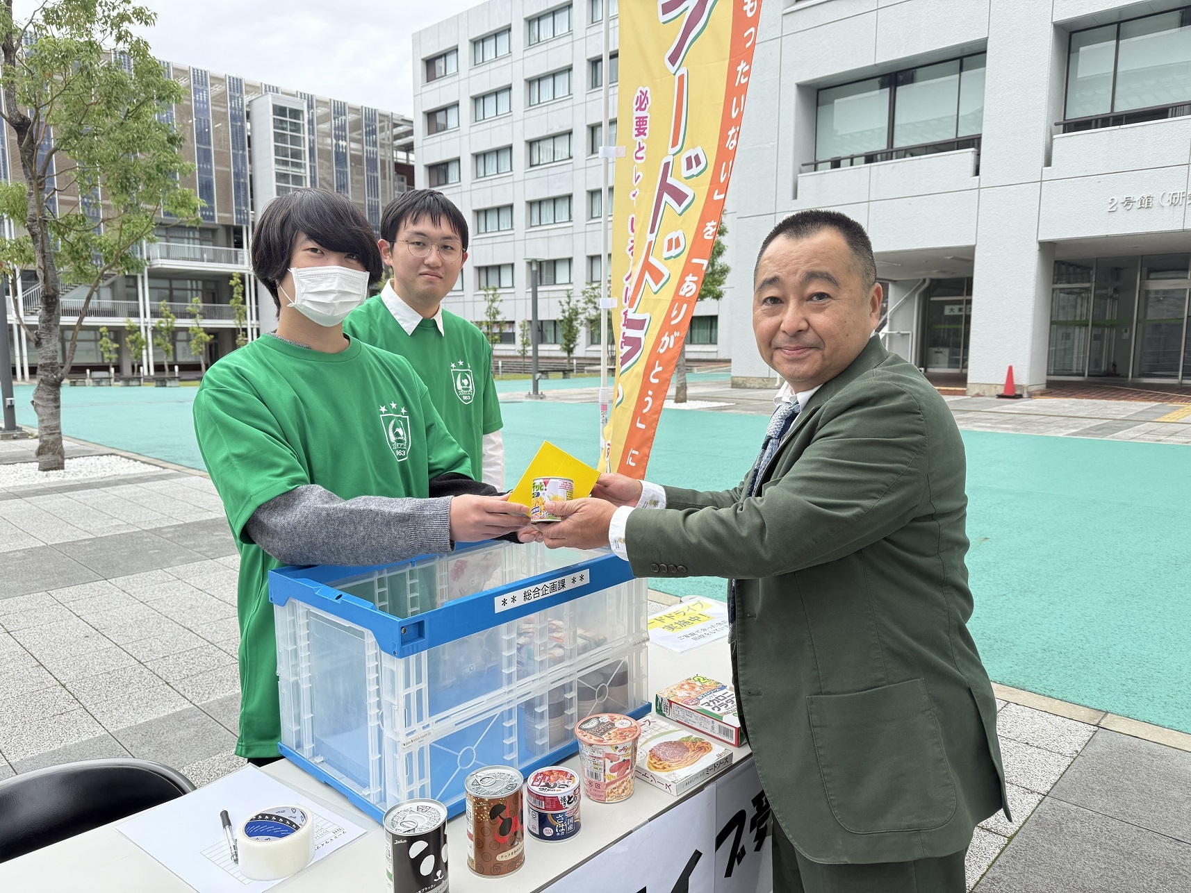先生のコメント「困っている人たちのために、学生さんたちが頑張っている姿に心打たれました。微力ながら応援したいと思います。」