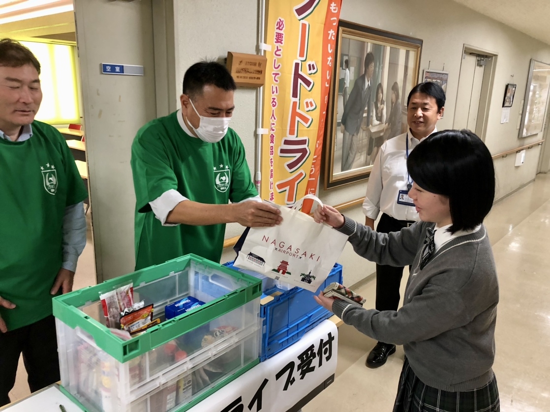 高校では食品と衣料品共に多くご提供いただきました。生徒コメント「母親と一緒に余っている食品と衣服を探して持ってきた。必要としている人に食べて着てもらったら嬉しい。」