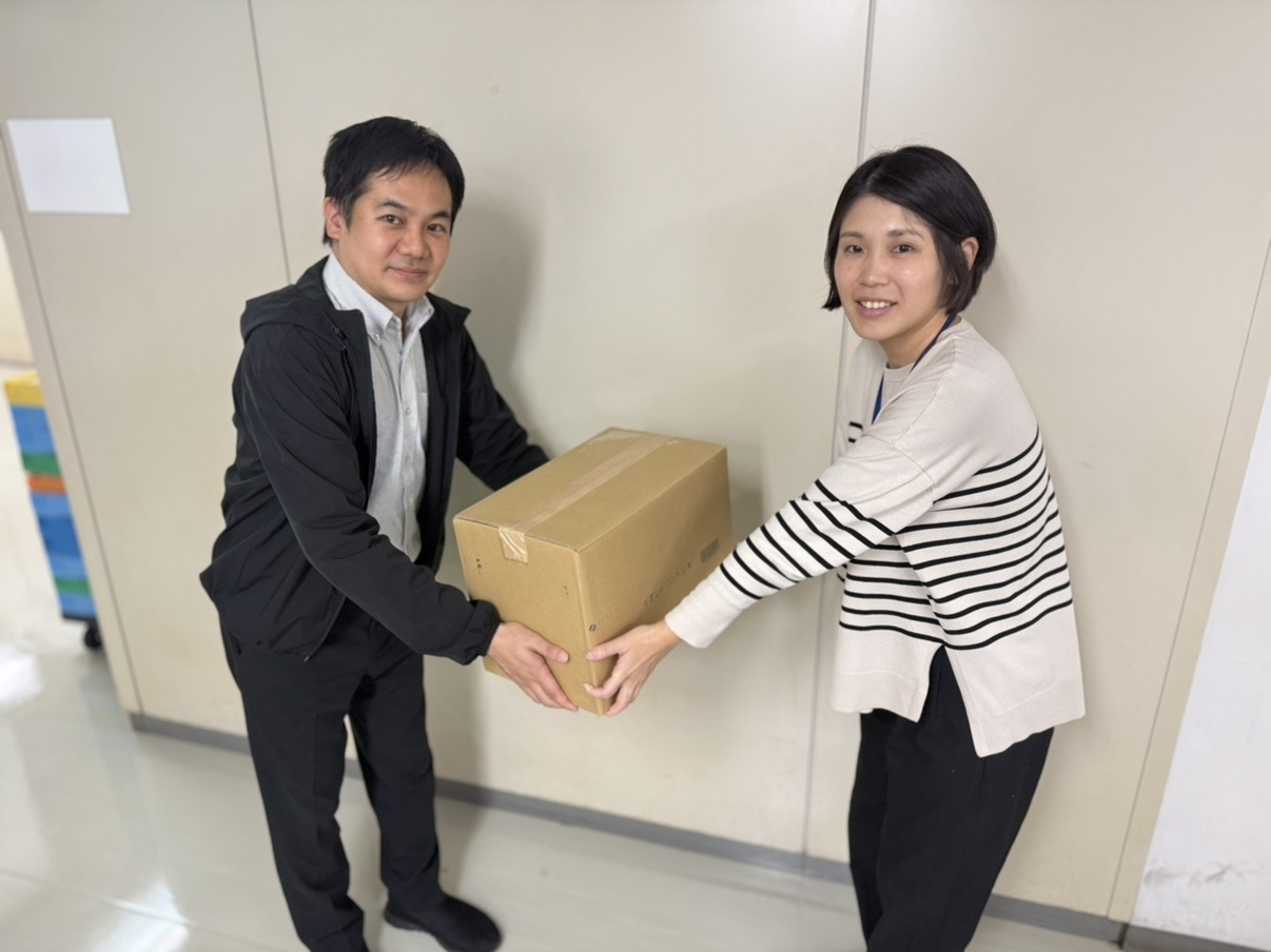 集まった食品は板橋区役所に寄付をしました。板橋区担当者(右)コメント「区としても、このような活動・取り組みの認知をもっと広げていきたいと思っています。特に、大学生の皆様のような若い世代の方々が活動の『発信源』となって、取り組みの輪をさらに広めていただけることを、大変嬉しく思います。」