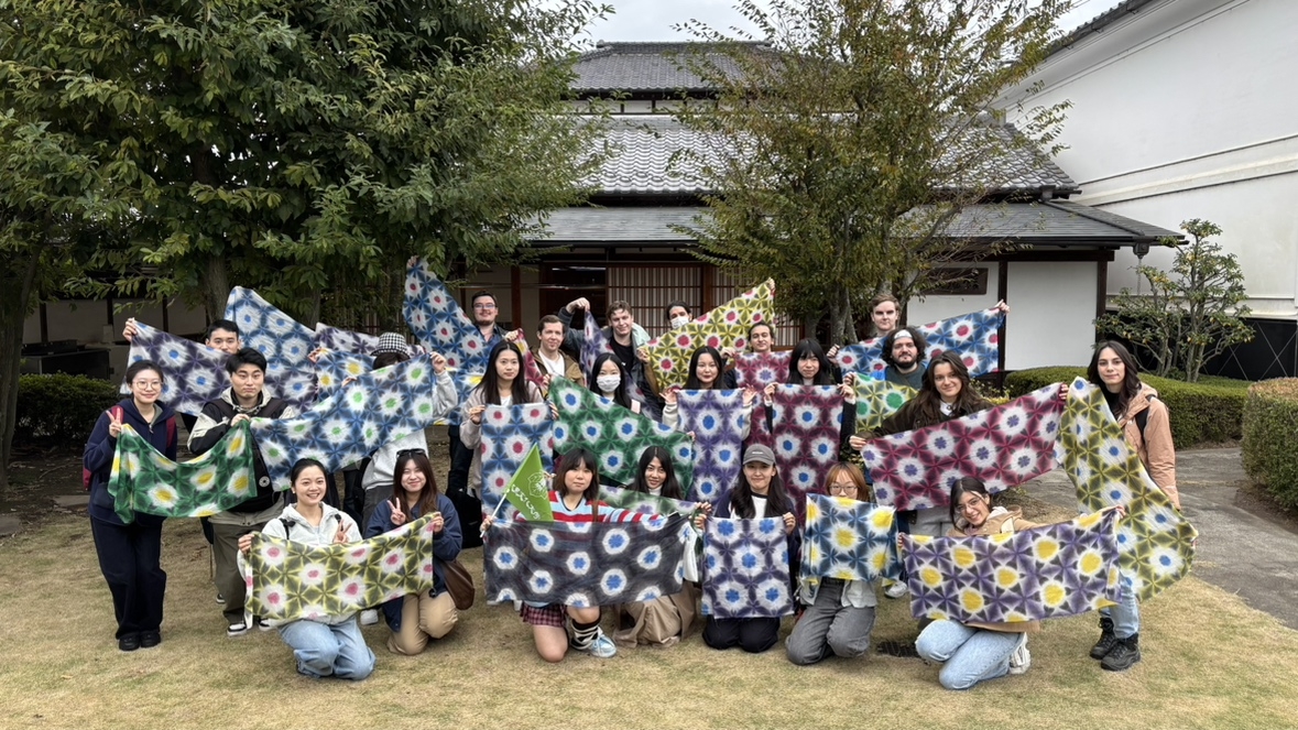 結城つむぎの館にて(各々自分で染めた手ぬぐいを持っています)