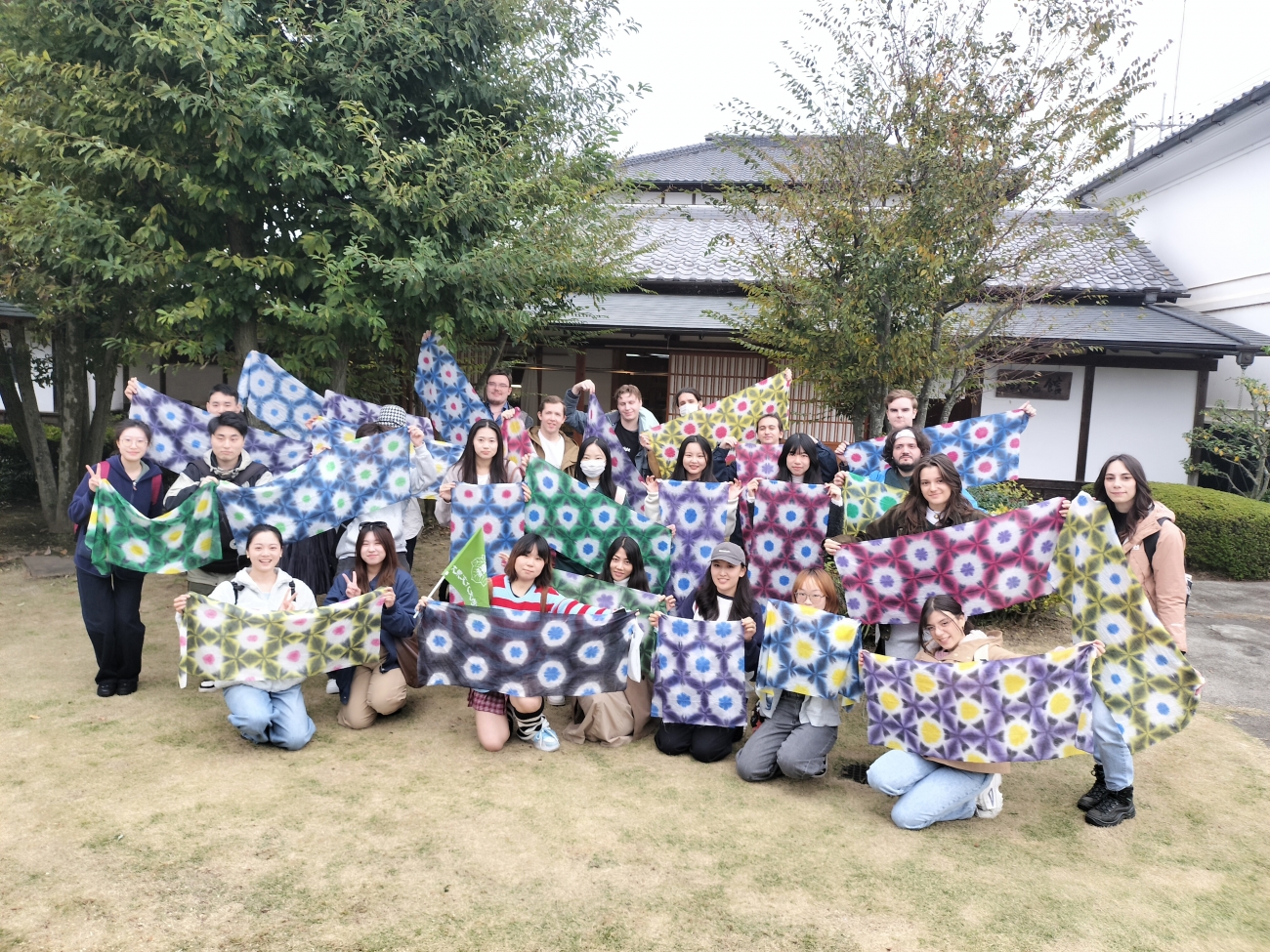結城つむぎの館にて(各々自分で染めた手ぬぐいを持っています)