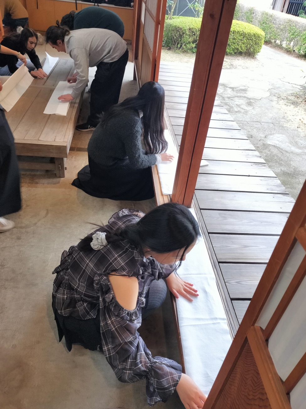 染料につける前に布を正三角形に丁寧にたたみます。