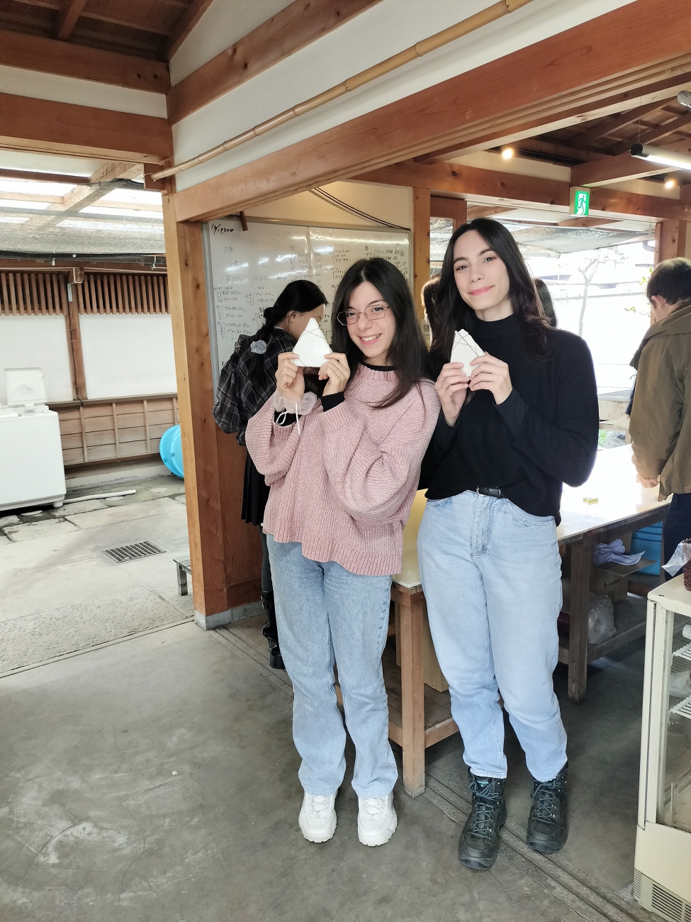 正三角形にたたみました。これから色々な染料につけます!