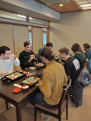 道の駅結城つむぎセンターにて昼食。このあと1階のお店でお土産品を見ました。