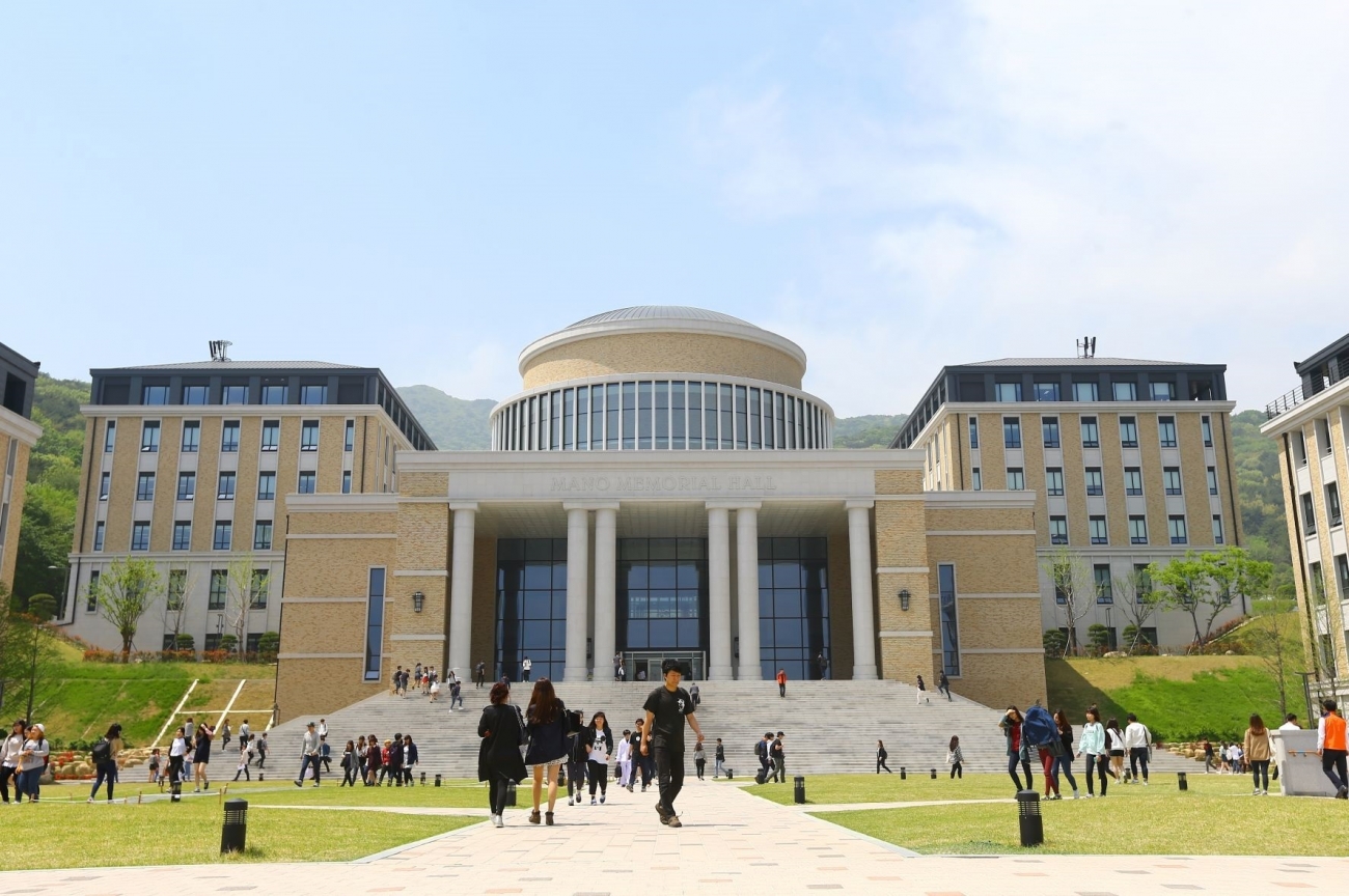 キャンパスはたびたび映画やドラマ撮影に使われるなど、美しいキャンパスを持つことでも有名