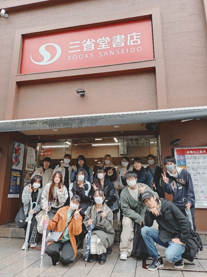 選書ツアーに参加した学生