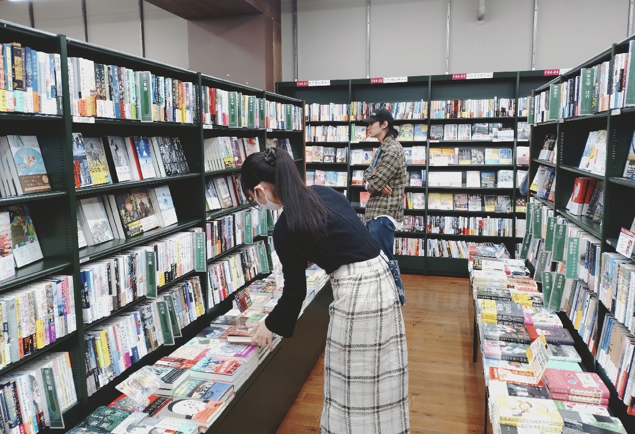 熱心に選書している学生