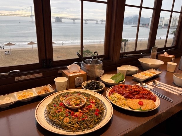 <釜山の海を見ながらランチ>
