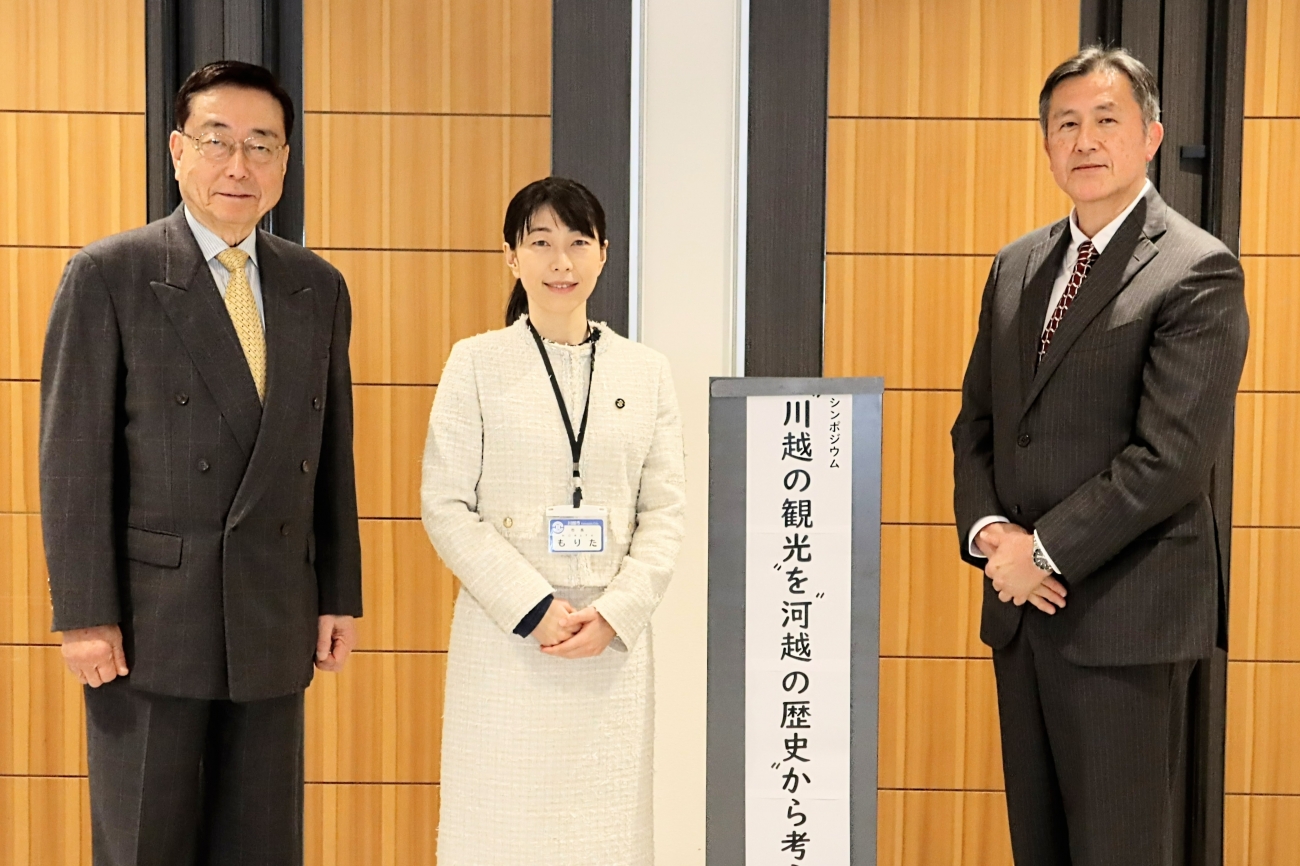 左より池田要理事長、森田初恵川越市長、高橋進学長
