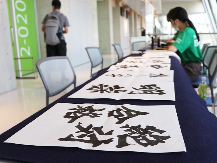 来場者のリクエストにお答えし、どんどん力作を書き上げていきます。