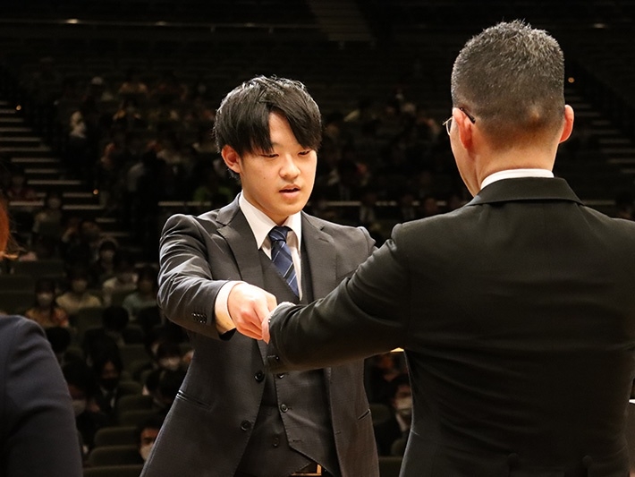 学長賞:新井 唯真さん(文学部 書道学科) 昨年開催された大東文化大学主催「第63回全国書道展」において、文部科学大臣賞を受賞