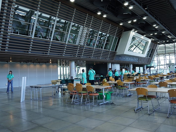 ５号館の受付ではスタッフ総出でお出迎え