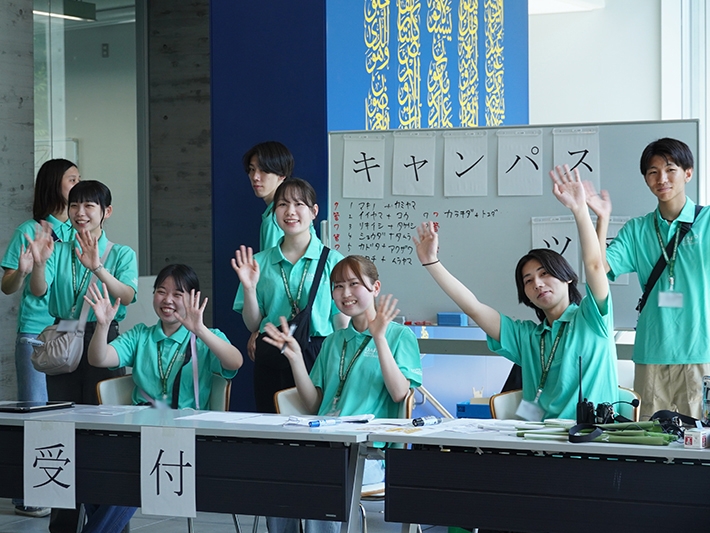 ツアースタート！スタッフが笑顔で見送ります。