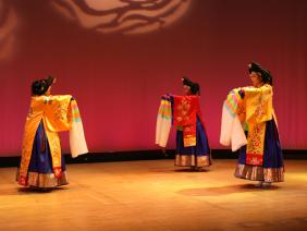 韓国の伝統舞踊華やかで美しい舞