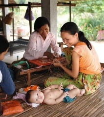 工房で働く女性と子供