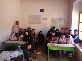 村の小学校で子供たちと(2013年10月)