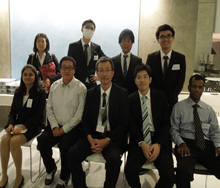 篠田先生とスタッフの学生たち