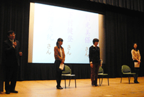 左から新里孝一教授、横澤友紀さん、下村健登さん、利光美保さん