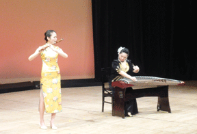 竹笛奏者の孫瀟夢さん(左)と毛Yさん(右)