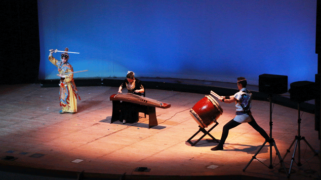 世界初のコラボレーション　(左から)劉妍さん(京劇舞)、毛Yさん(古筝)、糸原昌史さん(和太鼓)